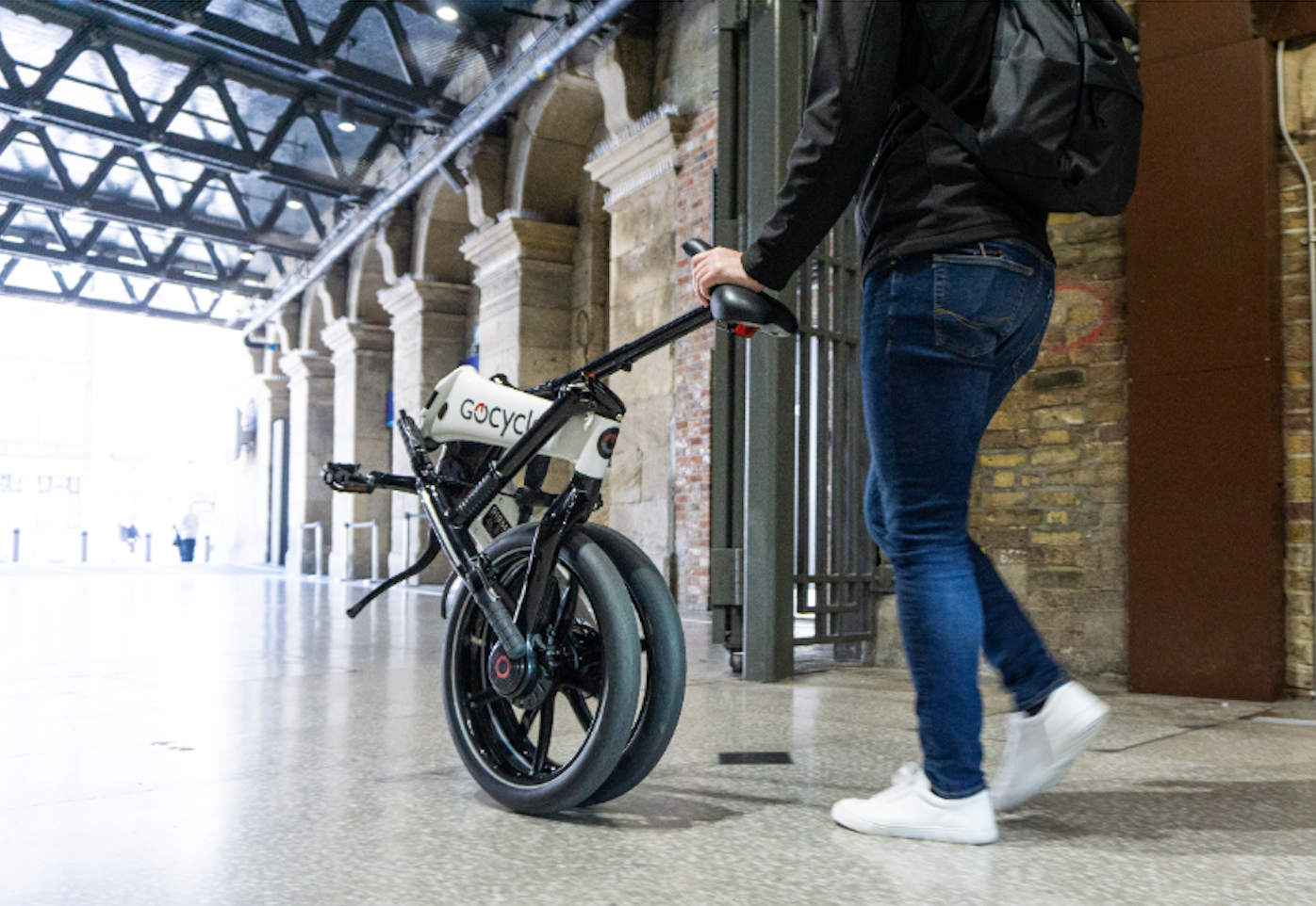 Een elektrische vouwfiets in het OV